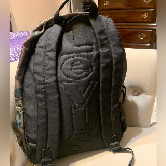 Full size Levi back pack with zipper front pouch and two netted side pouches EUC - Picture 3 of 5
